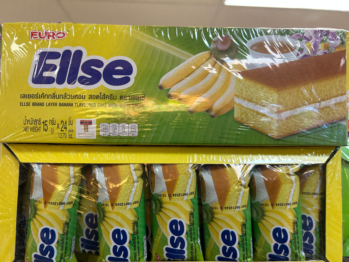 Ellse Banana flavored cake with white cream